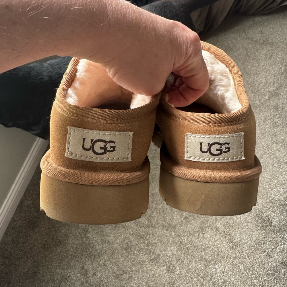 UGG Tan Slippers/booties EUC